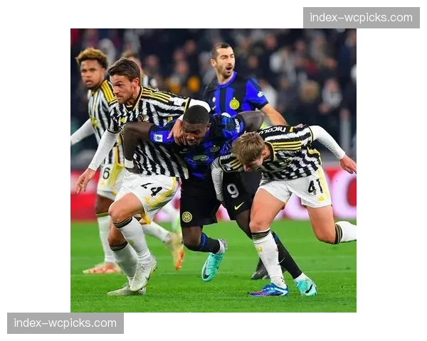 特写：弗拉霍维奇主罚直接任意球击中横梁，尤文图斯错失绝平良机