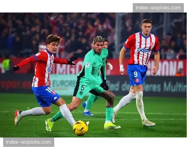 特写：攻破旧主大门拒绝庆祝，赫罗纳前锋多夫比克获全场掌声