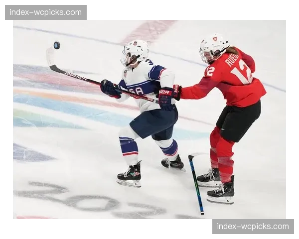 北美大学冰球“霍比·贝克奖”最终三人候选名单公布，表彰年度最佳大学生球员